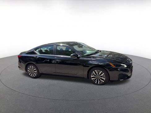 Used 2026 Nissan Altima 2.5 SV FWD image 2