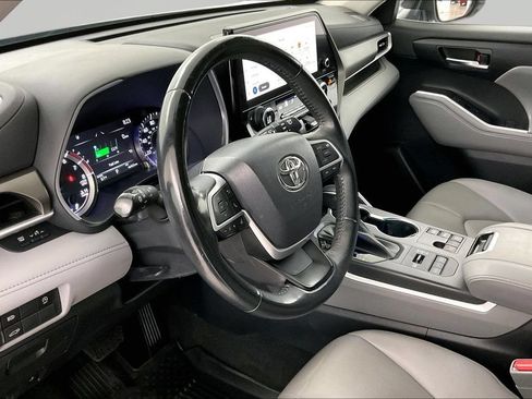Used 2023 Toyota Highlander XLE AWD/4WD image 15