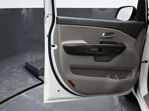 Used 2018 Kia Sedona L image 34