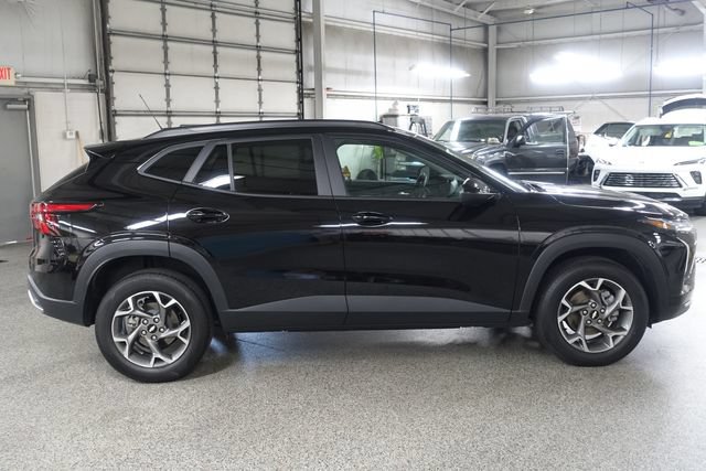 Used 2025 Chevrolet Trax LT w/ Driver Confidence Package FWD image 8