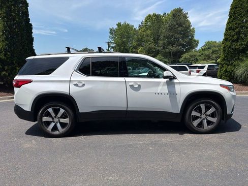 Used 2021 Chevrolet Traverse LT w/ LT Premium Package FWD image 3