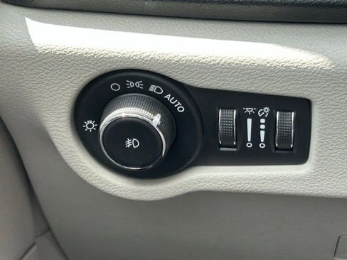 Used 2020 Chrysler Pacifica Touring-L Plus image 19