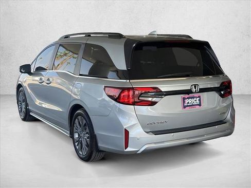 Used 2025 Honda Odyssey Touring image 3