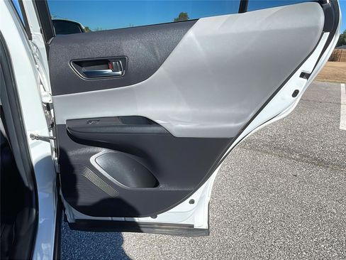 Used 2023 Toyota Venza LE image 15