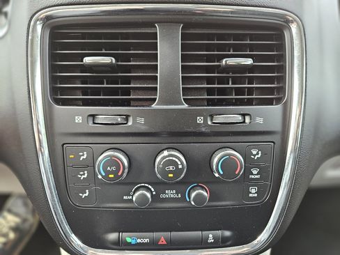 Used 2019 Dodge Grand Caravan SE w/ UConnect Hands-Free Group image 36