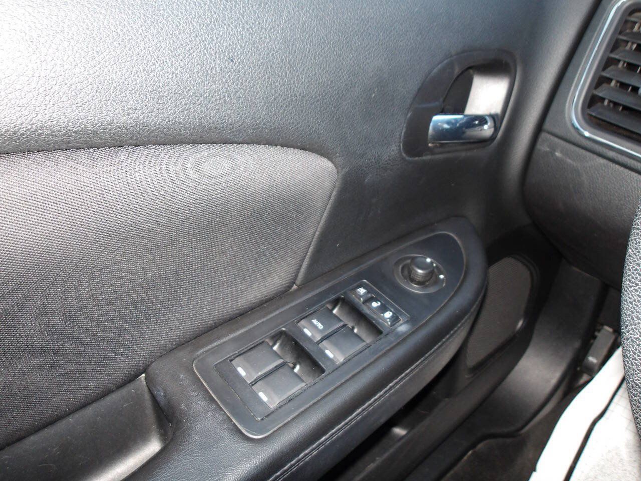 Used 2013 Chrysler 200 LX FWD image 18