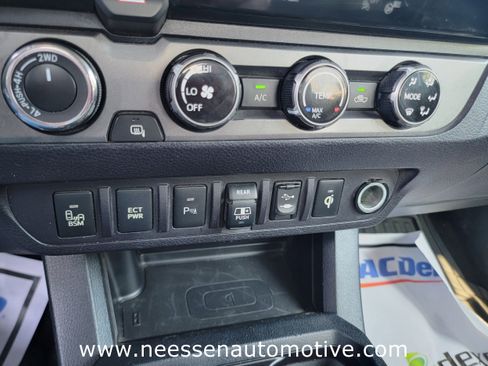 Used 2018 Toyota Tacoma TRD Off-Road w/ Technology Package image 27