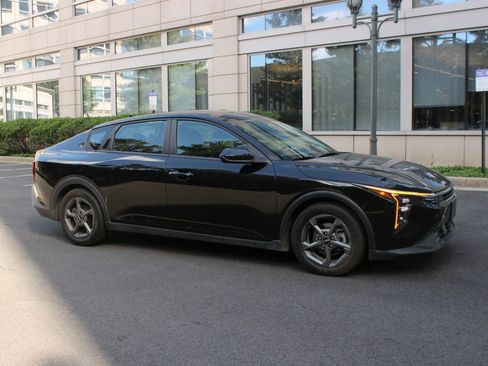 Used 2025 Kia K4 FWD image 2