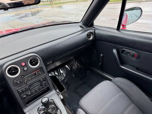 Used 1992 MAZDA MX-5 Miata RWD image 2