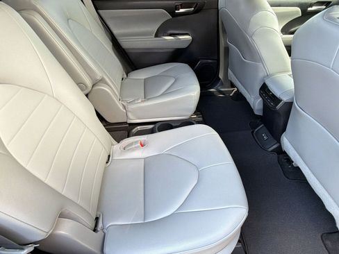 Used 2023 Toyota Highlander XLE image 32
