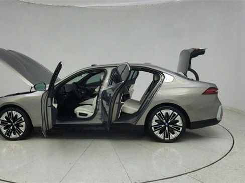 Used 2025 BMW i5 xDrive40 image 77