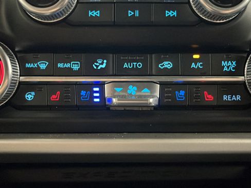 Used 2024 Ford Expedition XLT AWD/4WD image 31