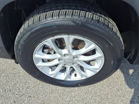 Used 2020 Jeep Cherokee Latitude w/ Cold Weather Group AWD/4WD image 5