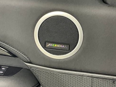 Used 2025 Land Rover Discovery S image 18