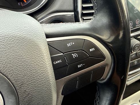 Used 2020 Jeep Grand Cherokee Overland AWD/4WD image 27