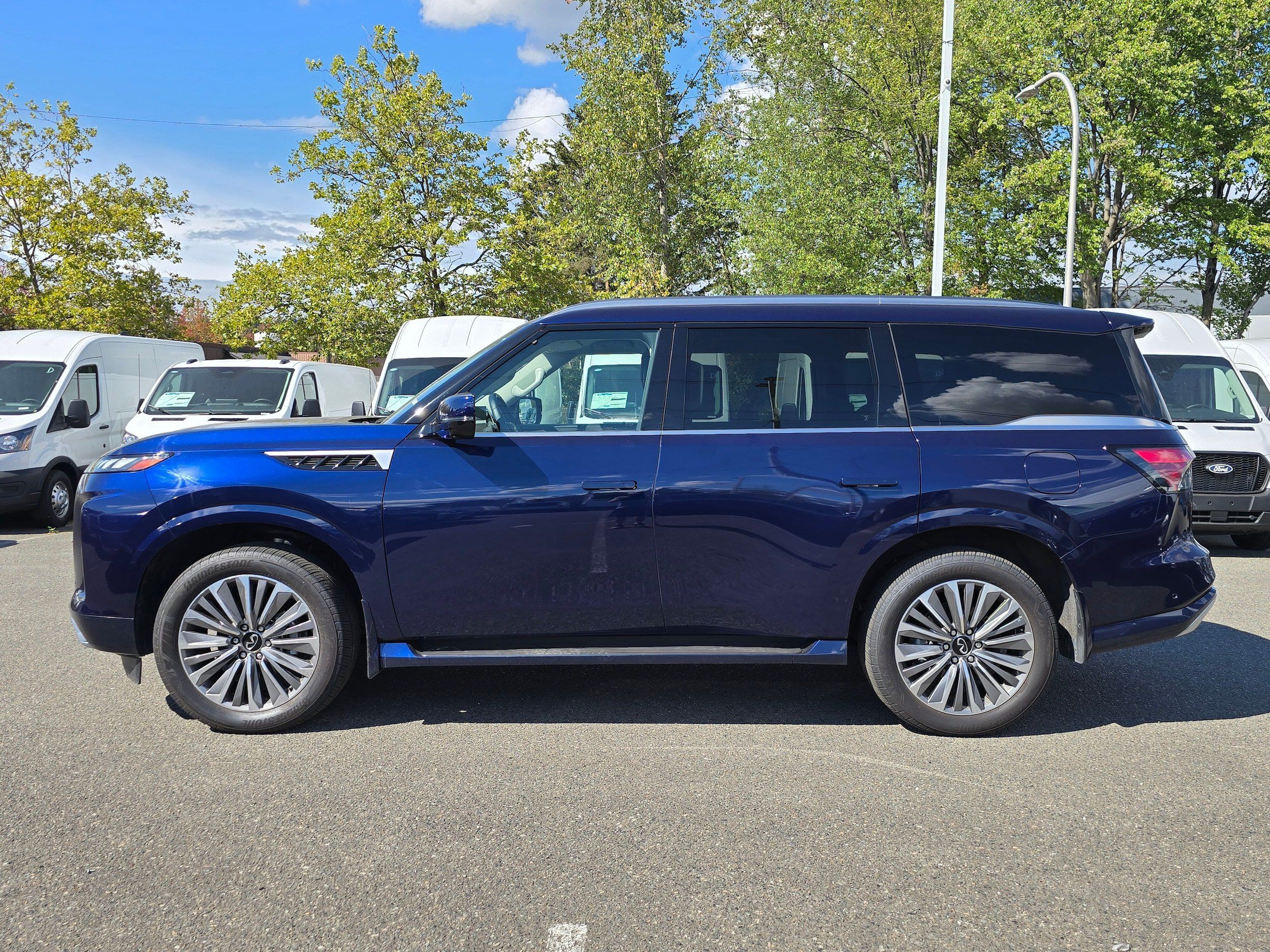 Used 2025 INFINITI QX80 Sensory AWD/4WD image 2
