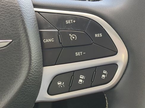 Used 2025 Chrysler Pacifica Select image 26