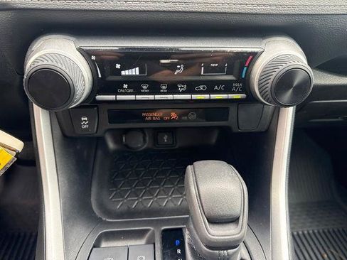 Used 2022 Toyota RAV4 LE FWD image 20