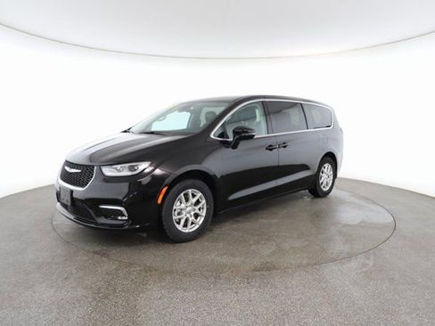 Used 2024 Chrysler Pacifica Touring-L image 2