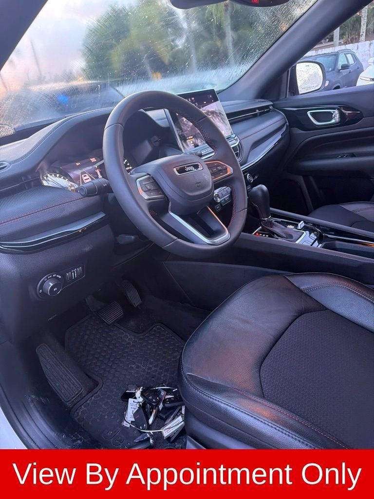 Used 2025 Jeep Compass Trailhawk AWD/4WD image 3