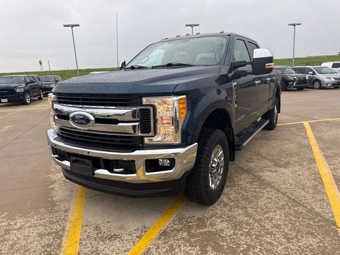 Used 2017 Ford F250 XLT w/ XLT Premium Package AWD/4WD image 8