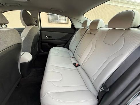 Used 2022 Hyundai Elantra Limited image 25