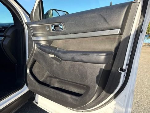 Used 2018 Ford Explorer XLT w/ XLT Appearance Package AWD/4WD image 11
