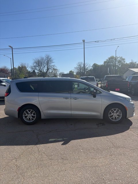 Used 2024 Chrysler Pacifica Touring-L FWD image 7