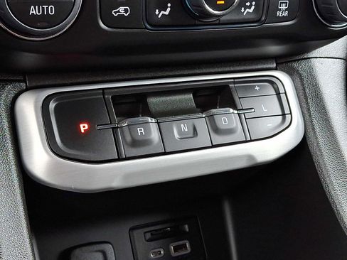 Certified 2023 GMC Acadia SLT w/ Technology Package AWD/4WD image 17