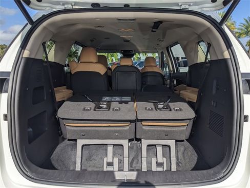 Used 2024 Kia Carnival EX image 10