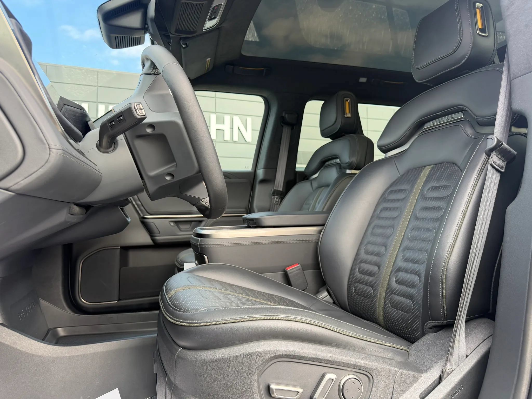 Used 2025 Rivian R1S Adventure Dual AWD/4WD image 9