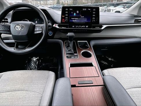 Used 2024 Toyota Sienna LE image 14