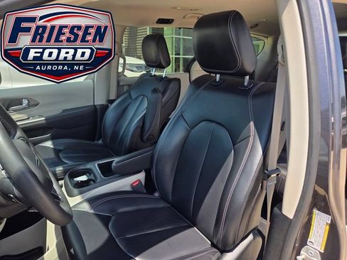 Used 2023 Chrysler Pacifica Touring-L FWD image 13
