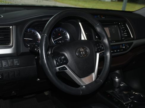 Used 2019 Toyota Highlander XLE image 9