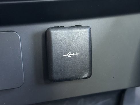 Used 2024 Land Rover Defender 110 S image 32