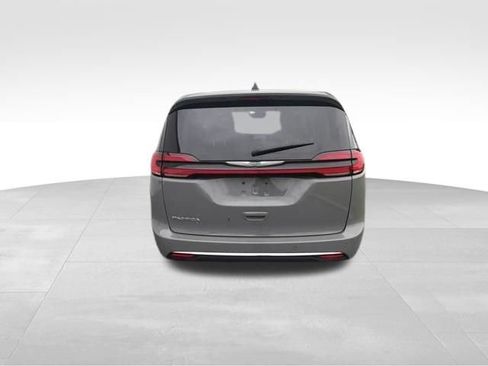 Used 2023 Chrysler Pacifica Touring-L FWD image 6