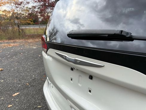 Used 2017 Chrysler Pacifica Touring-L Plus image 11