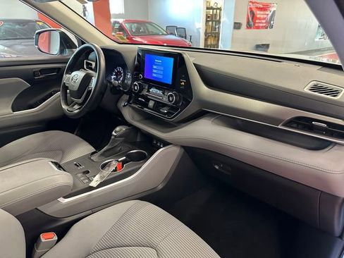 Used 2023 Toyota Highlander LE FWD image 17