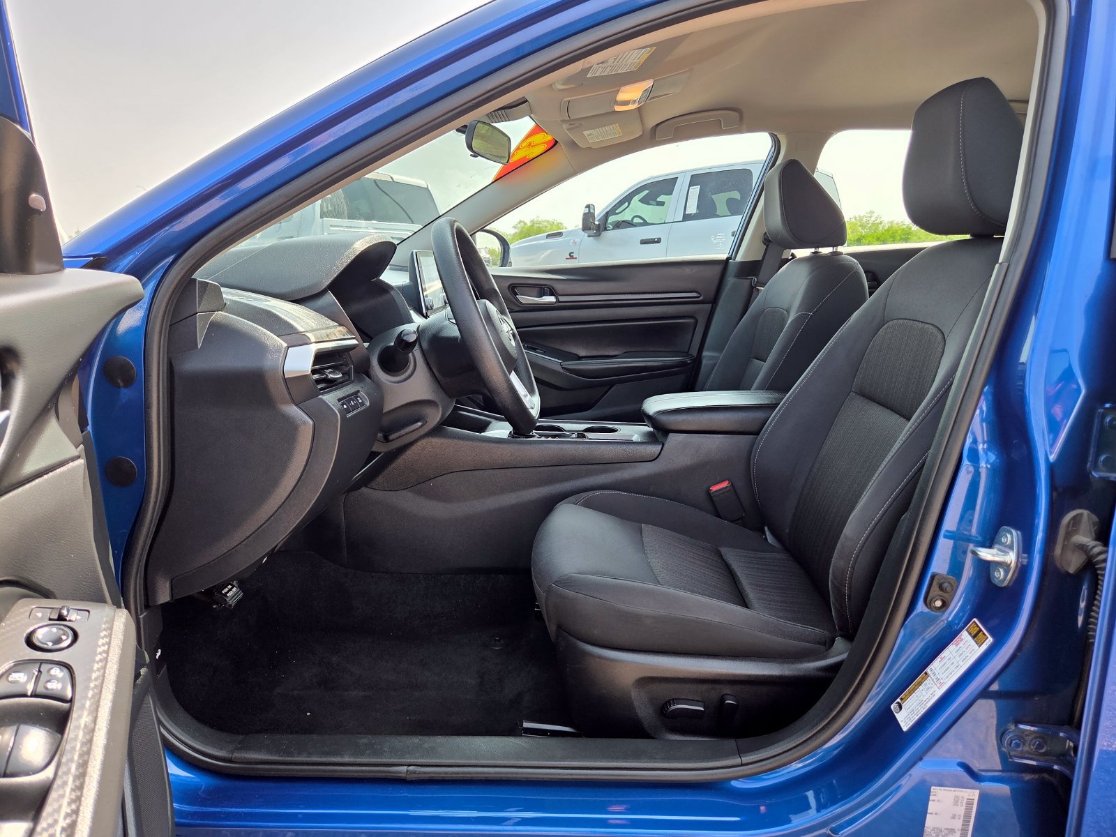 Used 2025 Nissan Altima 2.5 SV FWD image 13