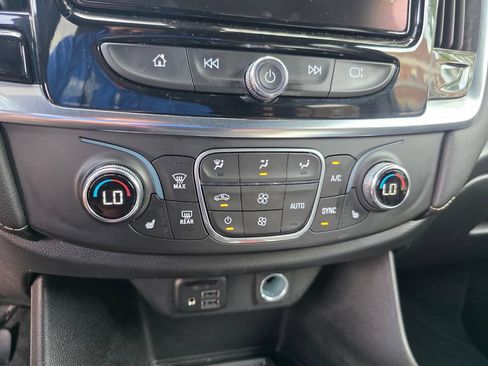 Used 2022 Chevrolet Traverse LT w/ LT Premium Package FWD image 21