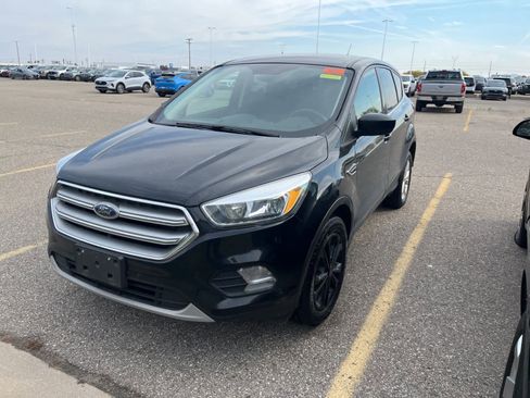 Used 2017 Ford Escape SE image 2