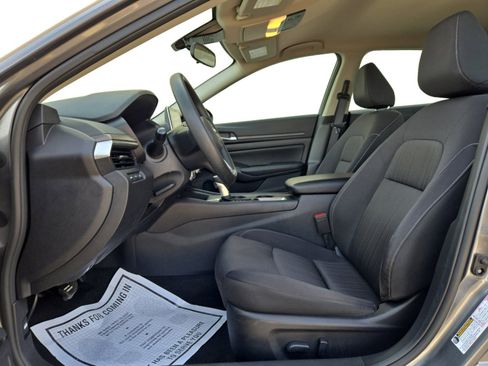 Used 2025 Nissan Altima 2.5 SV FWD image 12
