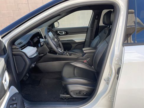 Used 2025 Jeep Compass Limited image 28