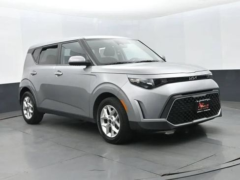 Used 2023 Kia Soul LX w/ LX Technology Package FWD image 2
