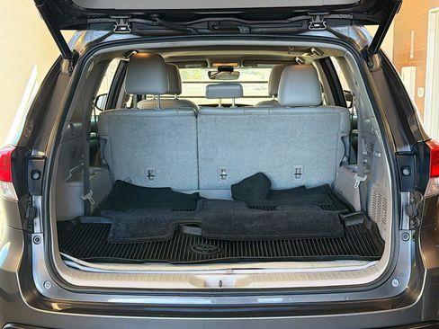 Used 2017 Toyota Highlander XLE image 32