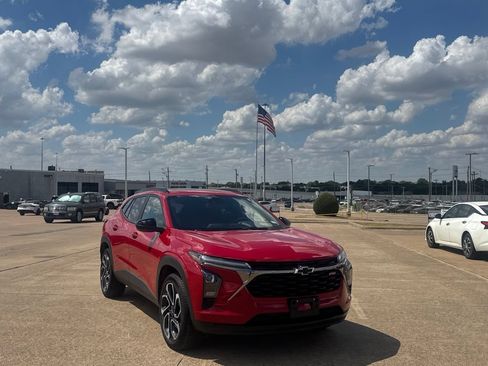 Used 2026 Chevrolet Trax RS w/ Sunroof Package FWD image 3
