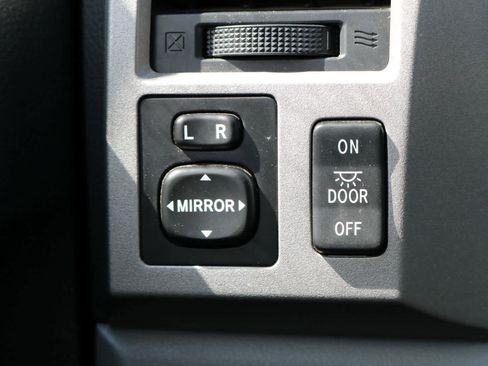 Used 2010 Toyota Tundra 4x4 CrewMax image 17