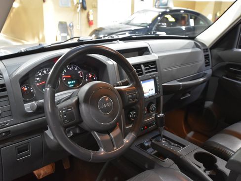 Used 2012 Jeep Liberty Sport image 16