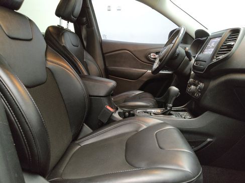 Used 2019 Jeep Cherokee Latitude Plus FWD image 21