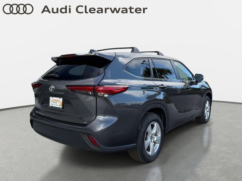 Used 2023 Toyota Highlander LE FWD image 4